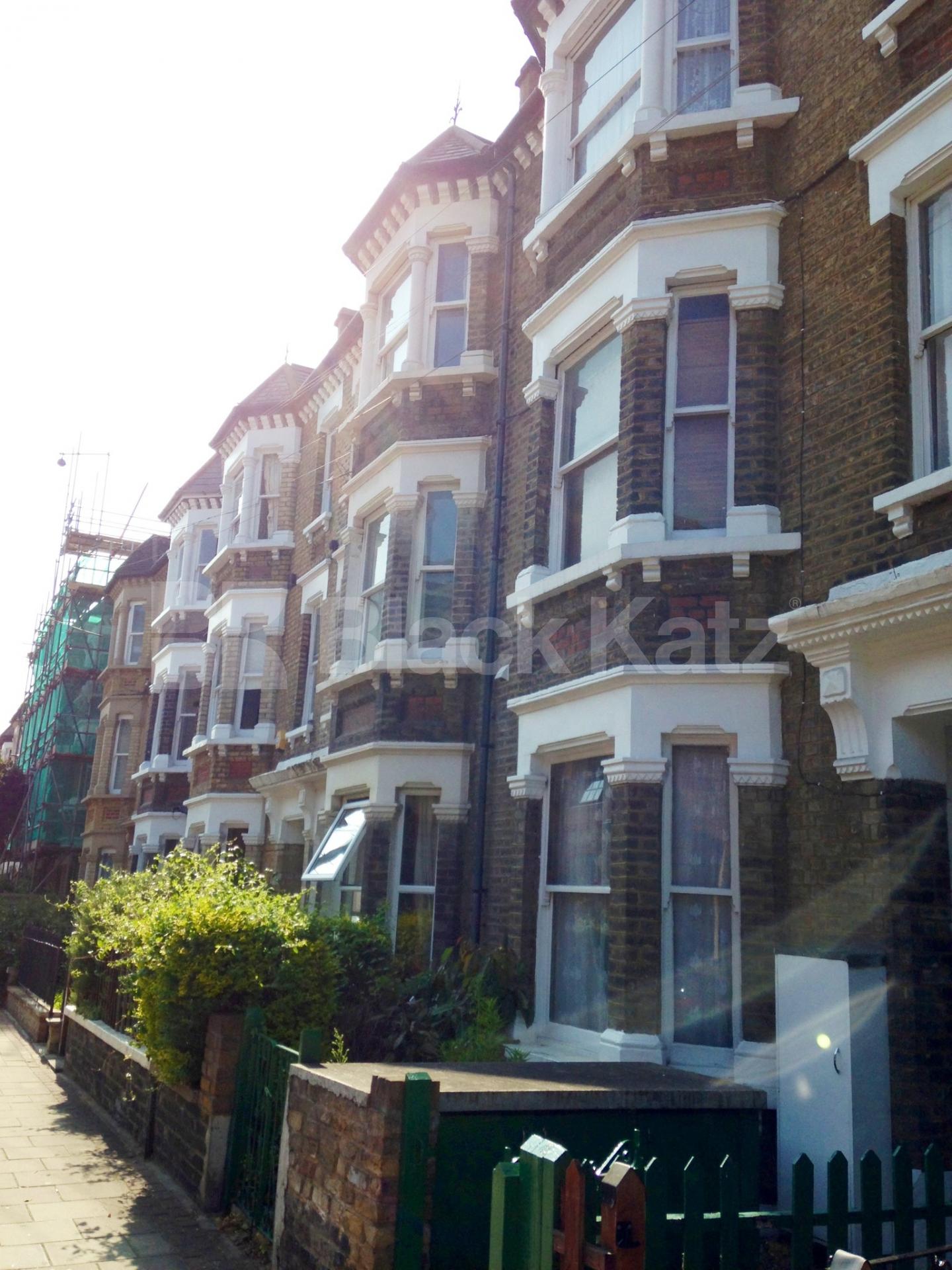 			LET, 2 Bedroom, 1 bath, 1 reception Apartment			 Wariner Gardens, Battersea Park  SW11